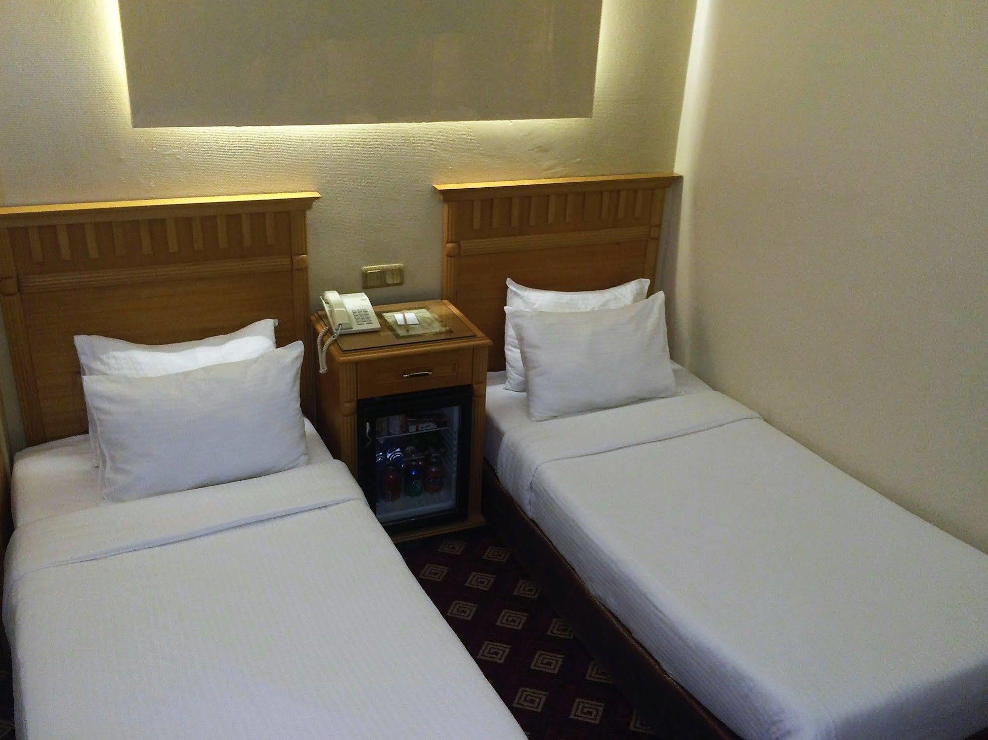 Park Star Hotel Taksim Istanboel Buitenkant foto